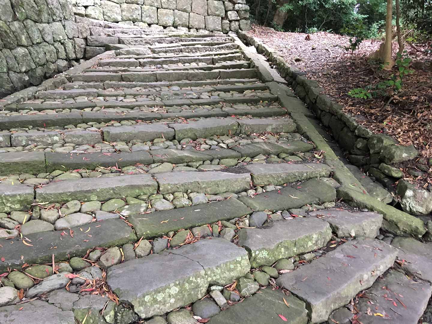 久能山東照宮石段 １番目の曲がりから２番目の曲がりへ向かう。