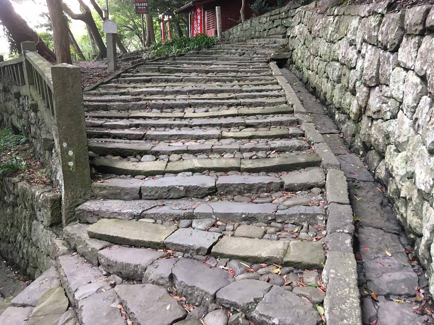 久能山東照宮石段 ２番目の曲がりから３番目の曲がりへ向かう。