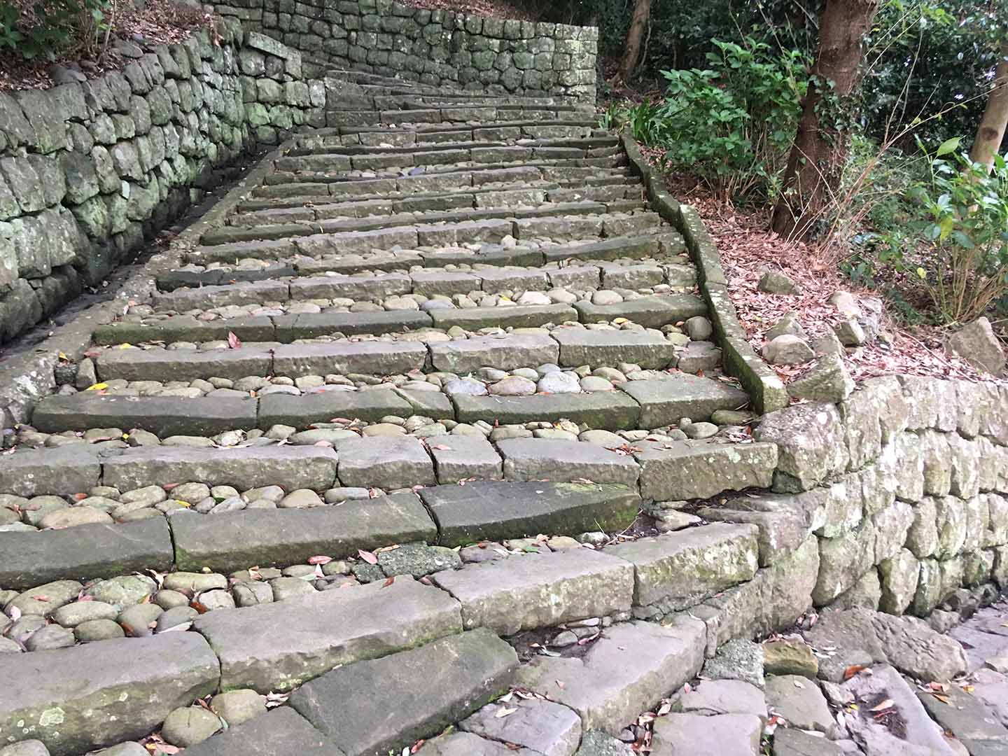 久能山東照宮石段 ３番目の曲がりから４番目の曲がりへ向かう。