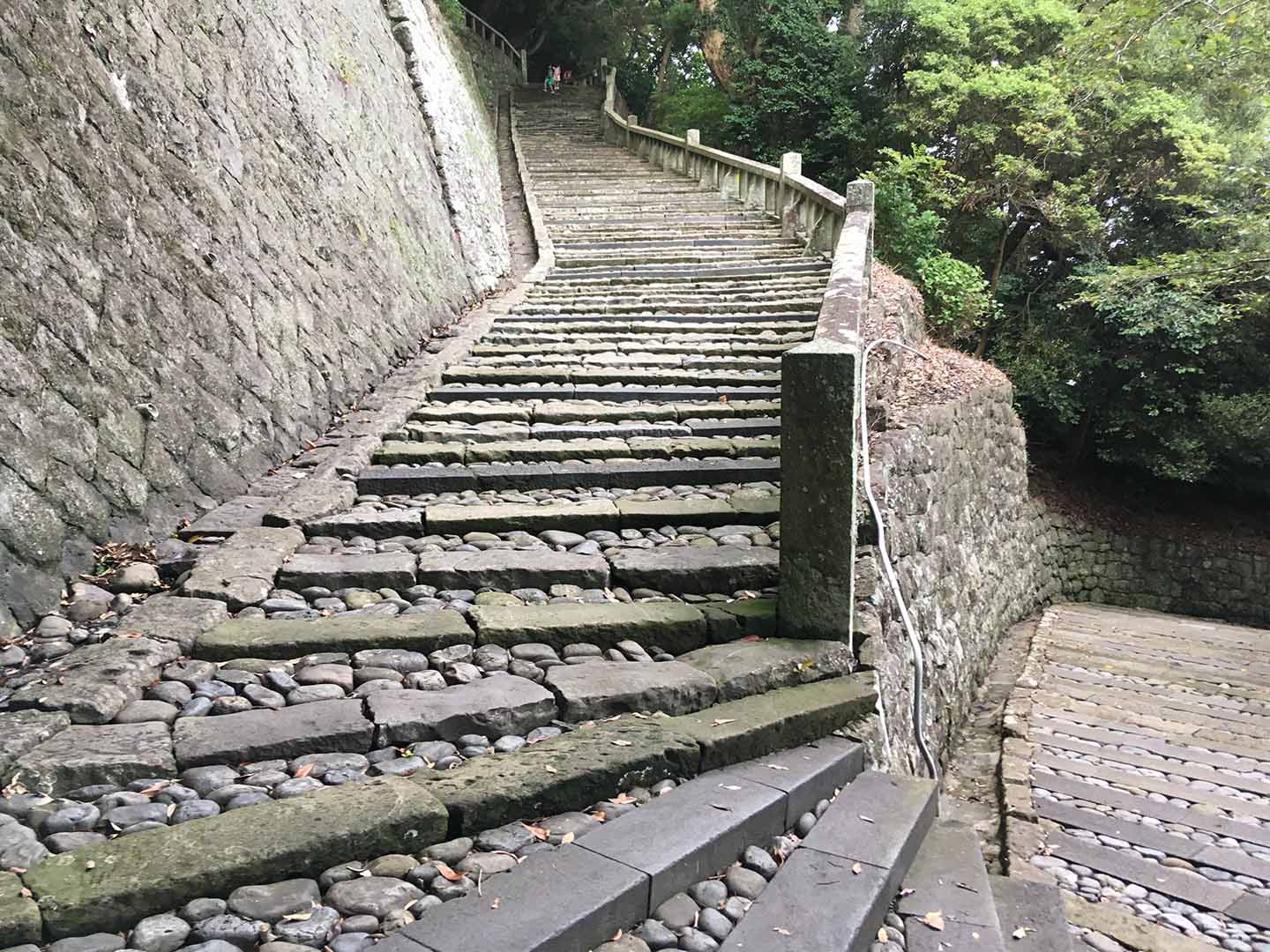久能山東照宮石段 ９番目の曲がりから１０番目の曲がりへ向かう。