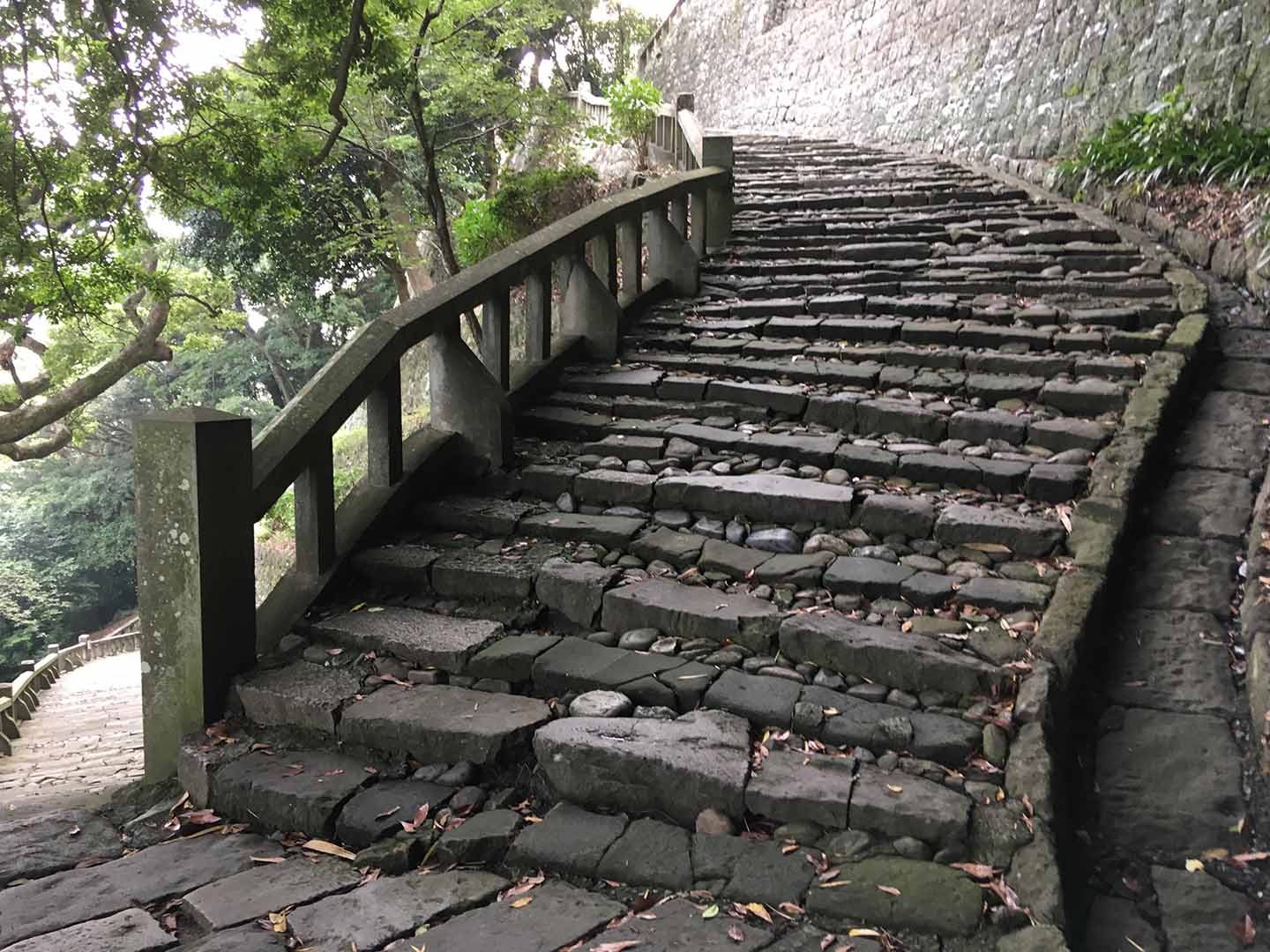 久能山東照宮石段 １０番目の曲がりから１１番目の曲がりへ向かう。