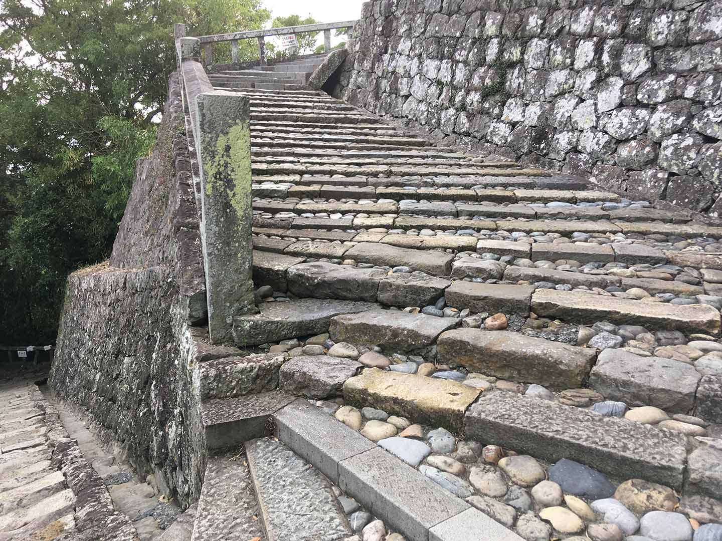久能山東照宮石段 １２番目の曲がりから１３番目の曲がりへ向かう。