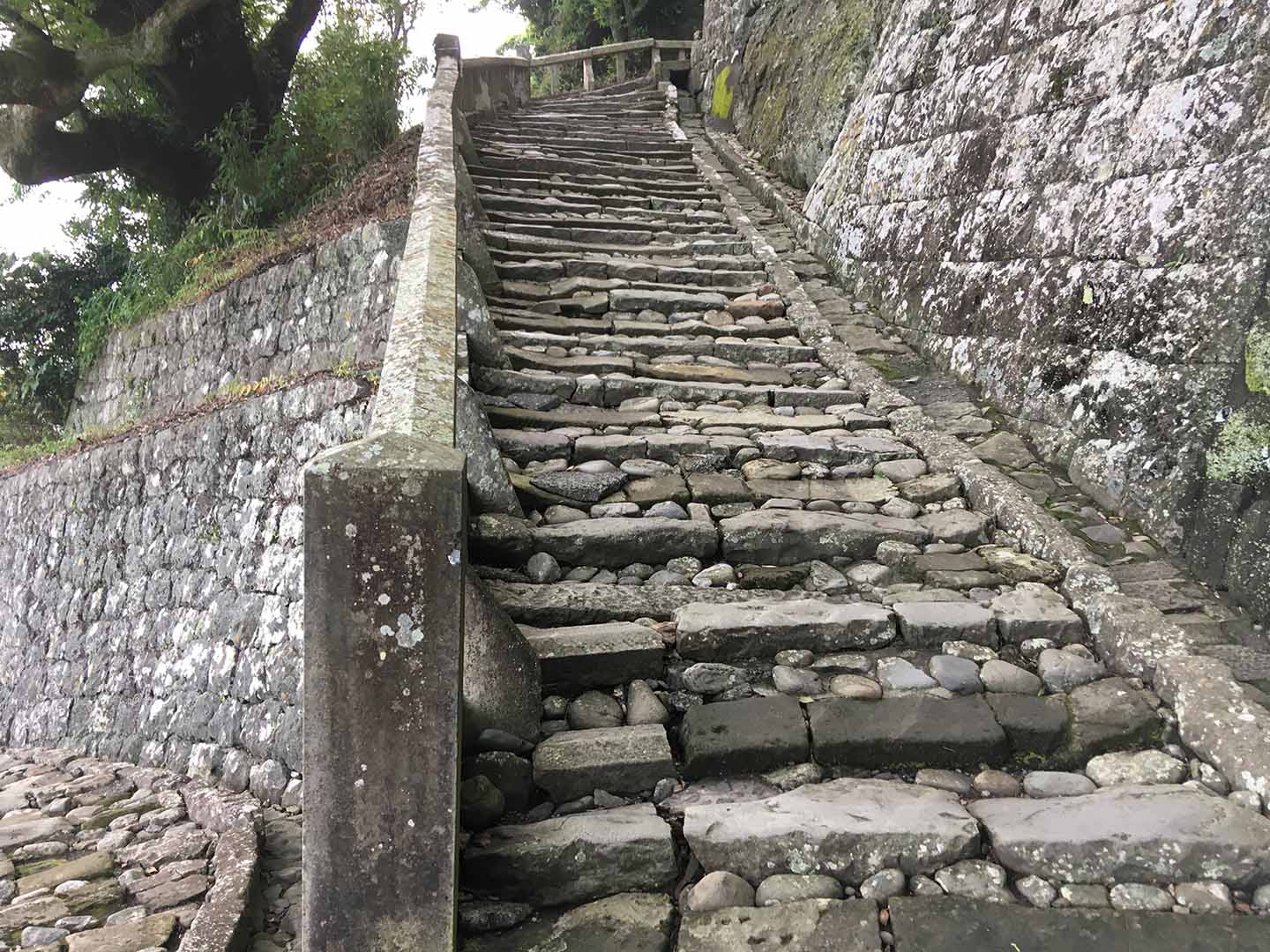 久能山東照宮石段 １４番目の曲がりから１５番目の曲がりへ向かう。