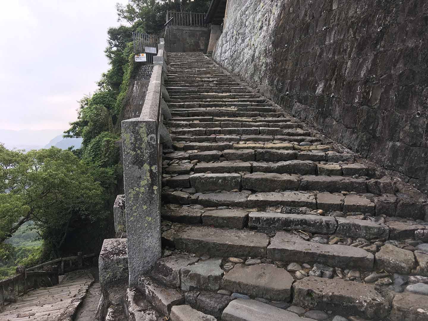 久能山東照宮石段 １６番目の曲がりから１７番目の曲がりとなる一ノ門へ向かう。