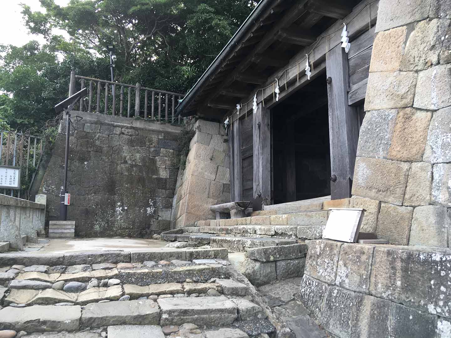 久能山東照宮石段 １７番目の曲がりとなる一ノ門。