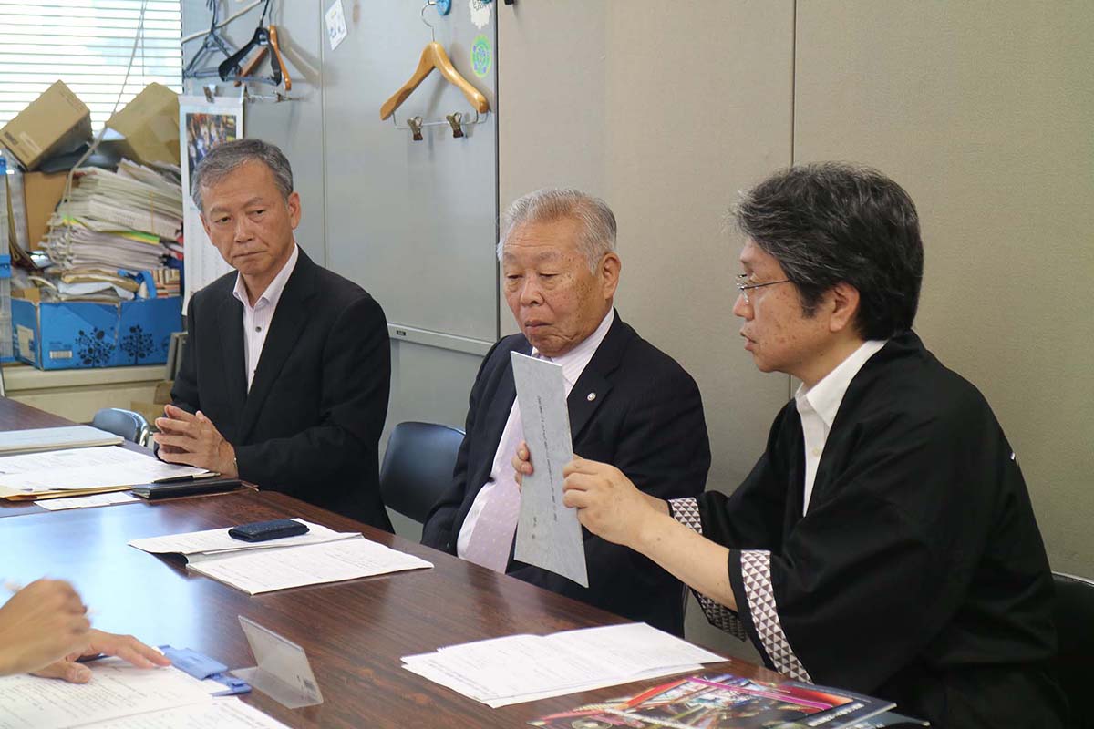 2018年7月9日静岡市役所広報課記者クラブにおける記者会見。左から桜井明氏、久能山東照宮落合偉洲宮司、アドマック出版興津諦